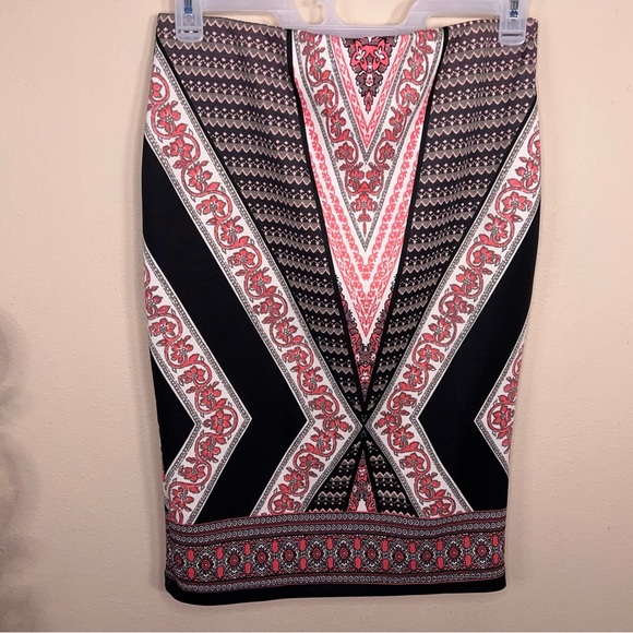 XL Fitted By And By Pencil Skirt Geometric Print Stretch Black White Coral Boho - Picture 4 of 12
